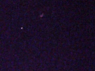 清純そうな女子大生が、下に白いシャツを着