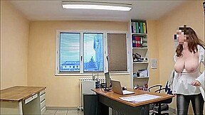 ma secretaire a forte poitrine aime l exhib