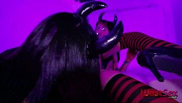 Trio de Halloween: 2 ninfetas e 1 homem (Halloween Threesome – MFF Hardcore)